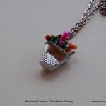 Cómo hacer un colgante con un dedal y alfileres de colores. RecicladoCreativo. Rosa Montes