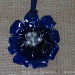Colgante con forma de flor realizado con una botella de plástico reciclado. Rosa Montesa http://youtu.be/2o4dbsHZIaE
