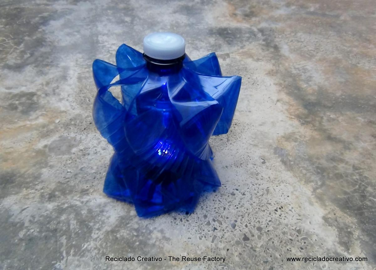 Lámpara realizada reciclando una garrafay una botella pequeña de plástico (50)