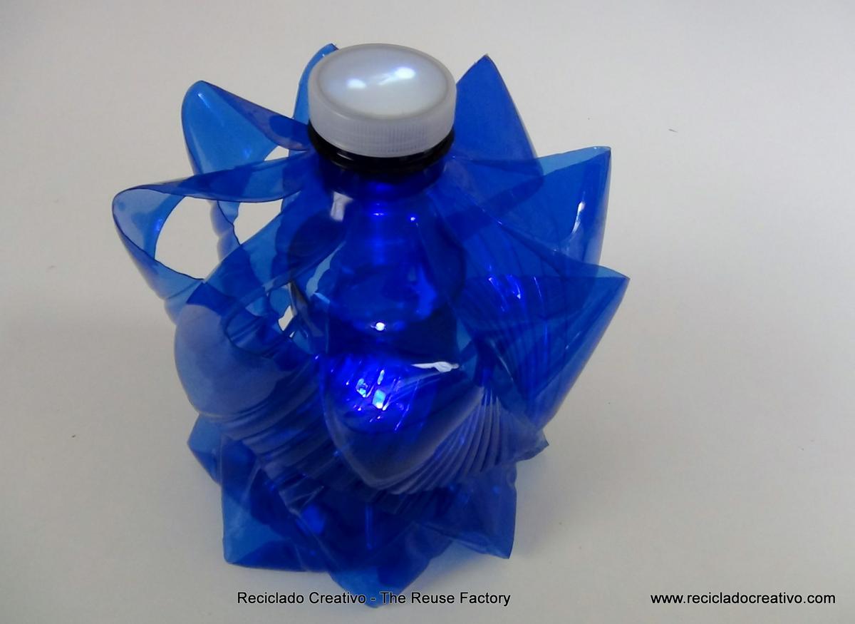 Lámpara realizada reciclando una garrafay una botella pequeña de plástico