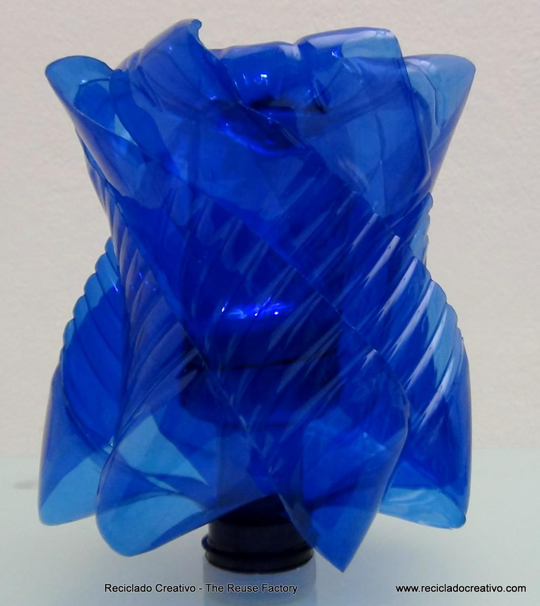 Lámpara realizada reciclando una garrafay una botella pequeña de plástico (59)