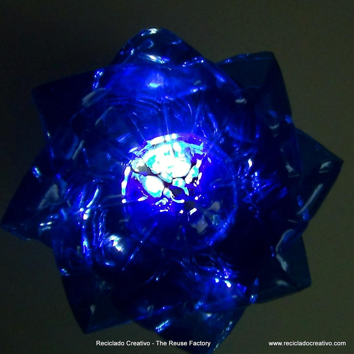 Lámpara realizada reciclando una garrafay una botella pequeña de plástico