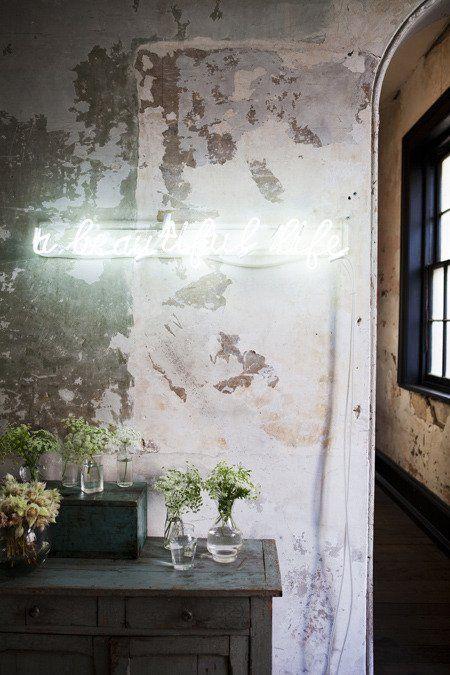 16. mensajes en neón_exterior con vista_ blog decoración