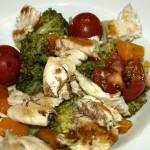 Ensalada de brocoli, zanahoria, pollo, nueces y pasas