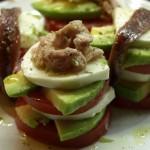 Torre de tomate, aguacate y mozzarella