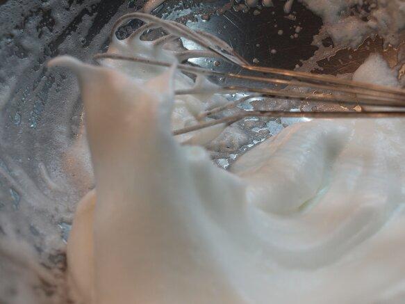 montando las claras de huevo