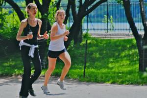 Chicas corriendo.