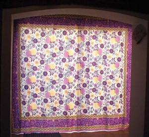 Colcha India Multiusos Sari Lila, usada como cortina