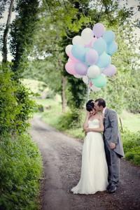 Novios con globos de colores