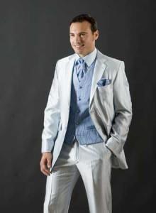 Traje de novio combinado con colores