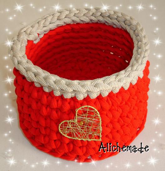 Cesto de trapillo rojo y lurex dorado con corazón metálico.