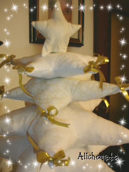 Árbol de navidad grande, antes de decorarlo.