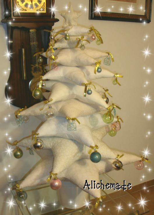 Árbol de navidad grande, después de decorarlo.