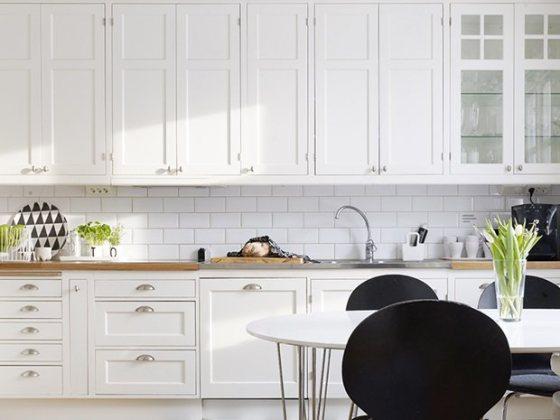 Vivienda en blanco y negro con un toque de color | Decoración