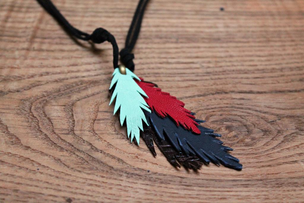 COLLAR DE PLUMAS DE VACA 17 (Copy)