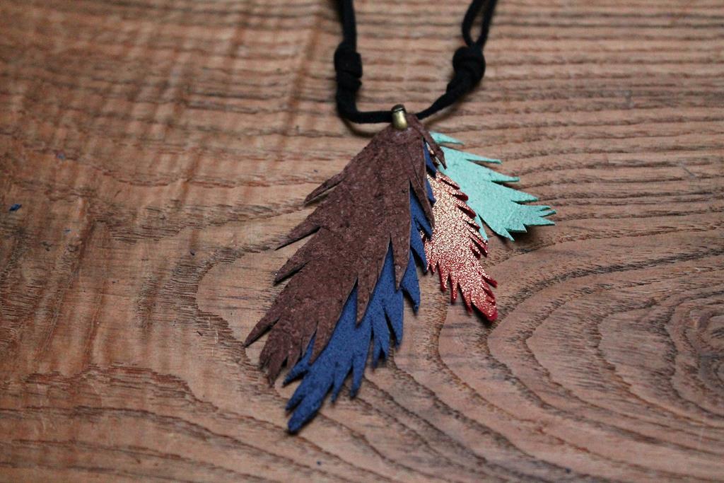 COLLAR DE PLUMAS DE VACA 19 (Copy)