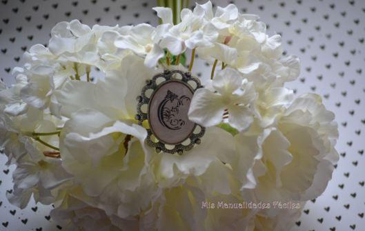 Broche metal inicial calado