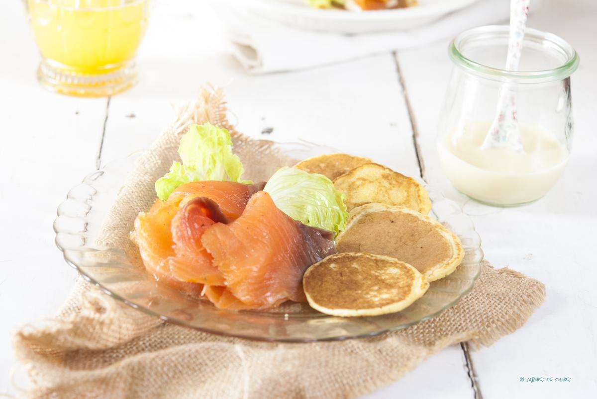 BLINIS CON SALMÓN Y MAYONESA DE MIEL