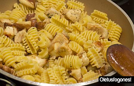 Pasta con pollo y setas shitake
