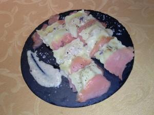 Raviolis rellenos de queso y salsa de bacalao y salmón ahumado