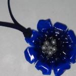 Colgante con forma de flor realizado con una botella de plástico reciclado. Rosa Montesa