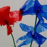 flores rojas y azul plástico (8)