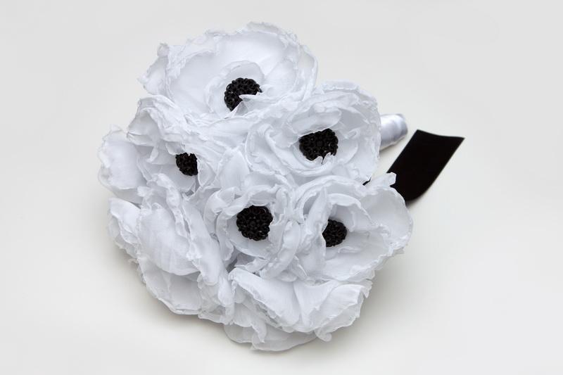 ramo de novia de anémonas confeccionado por Blanca Blanco