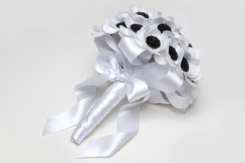 ramo de novia de anémonas confeccionado por Blanca Blanco