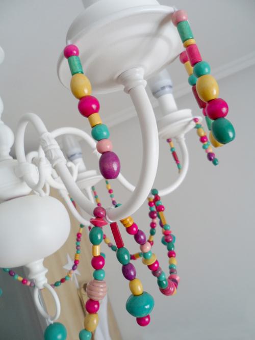 antes y despues lampara de arana recuperada detalle cuentas de colores