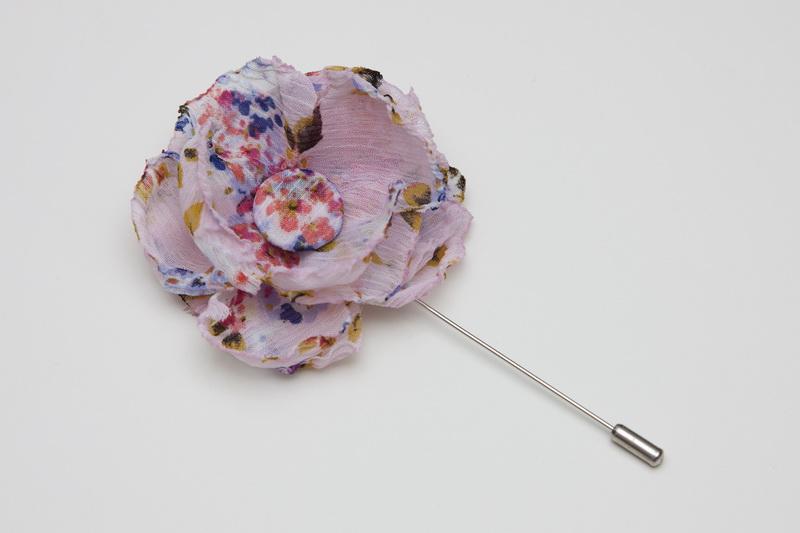 Alfiler de gasa para invitados confeccionado por Blanca Blanco
