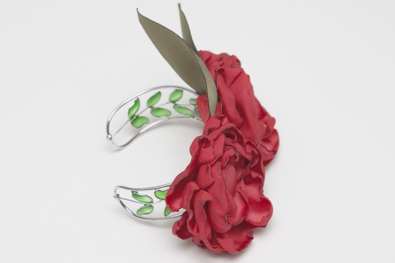 Brazalete peonías confeccionado por Blanca Blanco