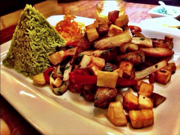 Saltado de lomo, pollo y alpaca 