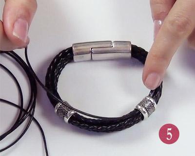 Paso 5 - Introducir el extremo por la primera cuenta de Zamak