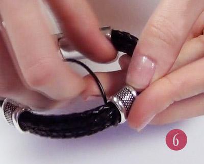 Paso 6 - Empezamos a enrollar el cuero en la pulsera