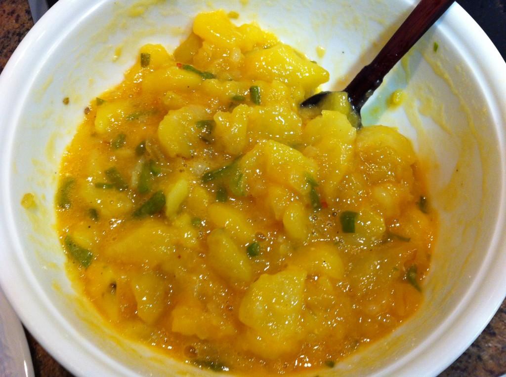 Mezclando la patata con el huevo. 