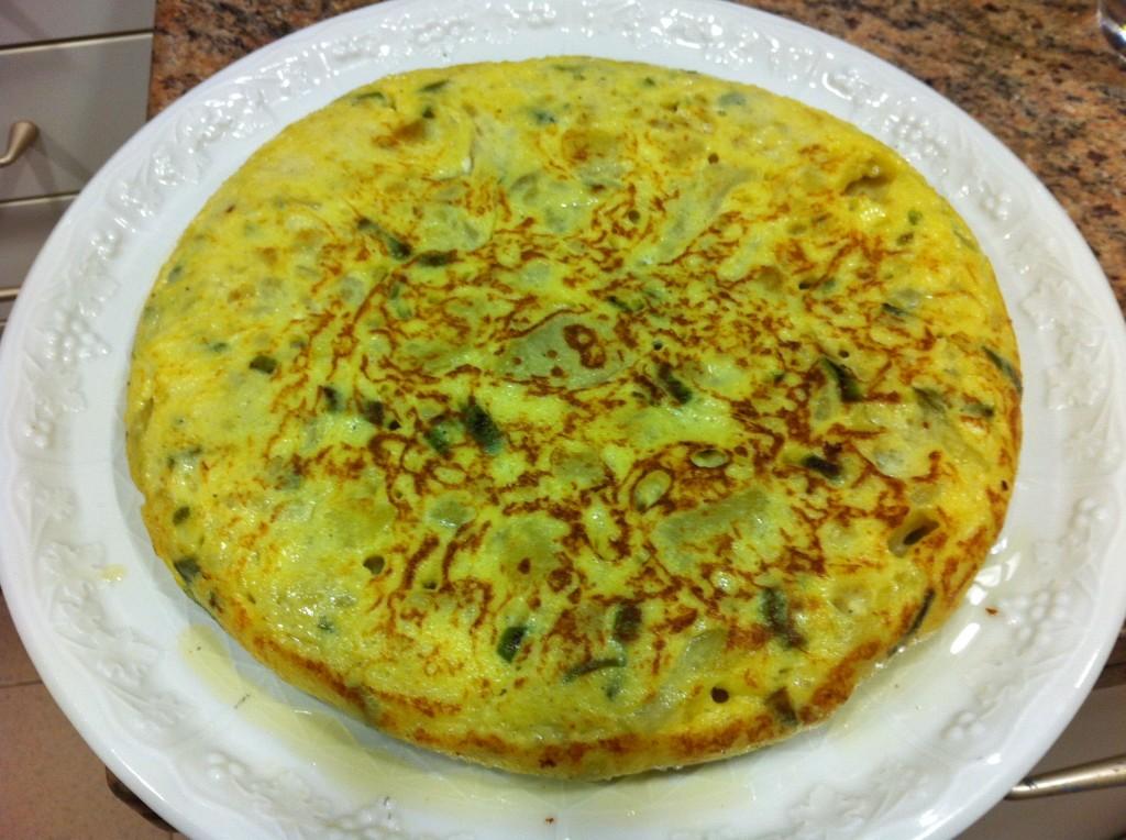 Tortilla de patatas, cebolla y pimiento verde