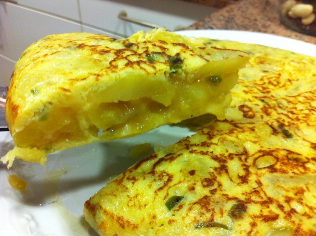 Porción de tortilla húmeda y cuajada por dentro