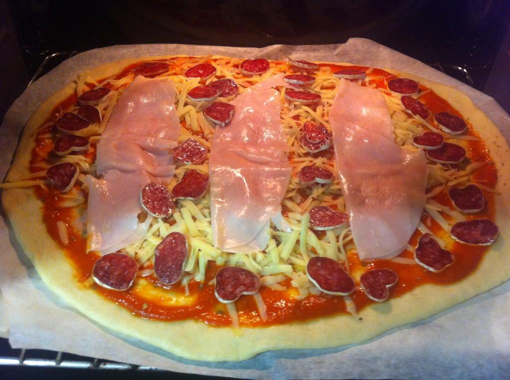 Metiendo la pizza en el horno
