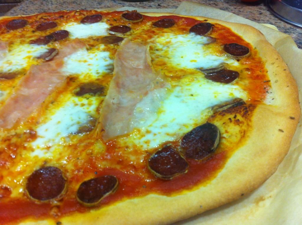 Pizza casera de mozzarella y prosciutto (y un poco de fuet) 