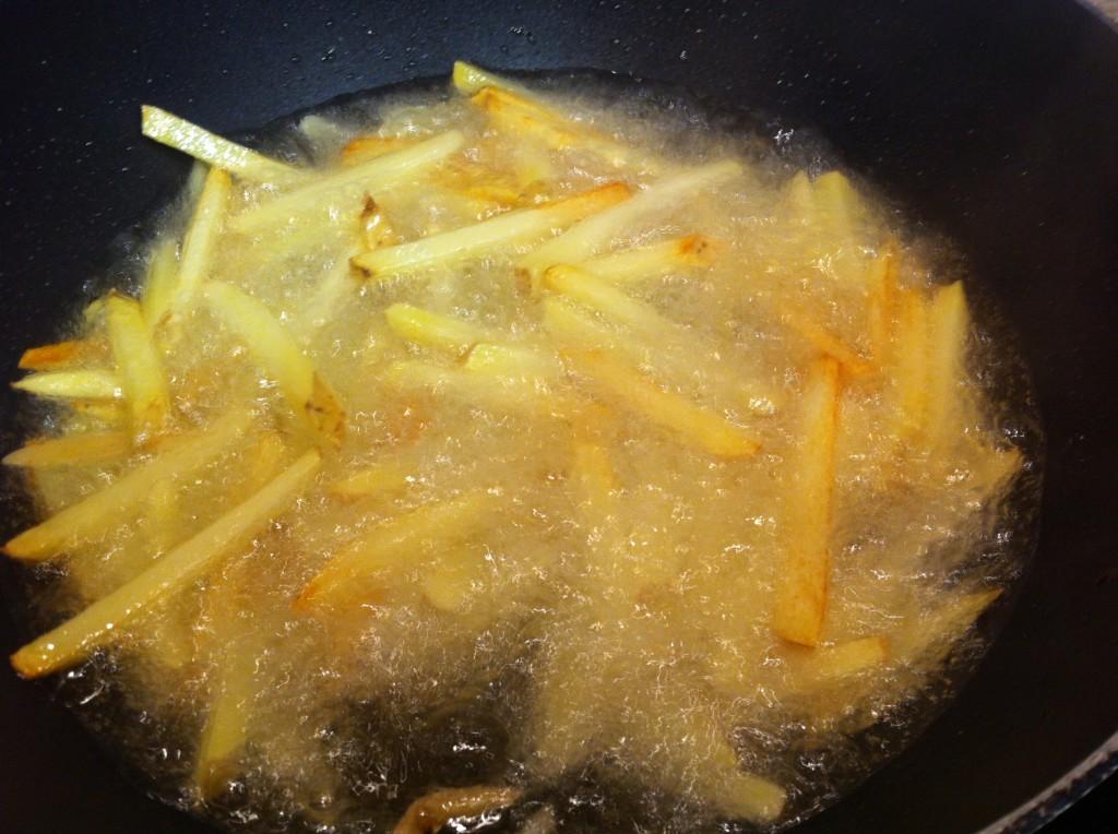 Friendo las patatas para el Poutine