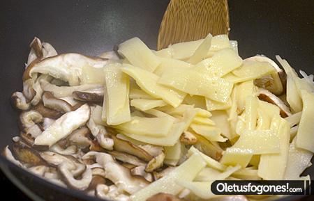 Ternera con bambú y setas