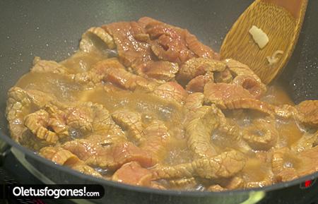 Ternera con bambú y setas