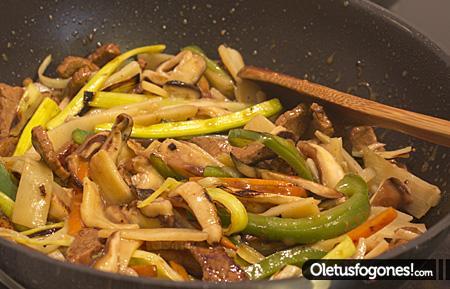 Ternera con bambú y setas