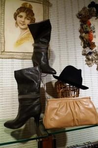 Botas de los 80s, sombrero de los 60s y bolso de los 70s en Lotta Vintage