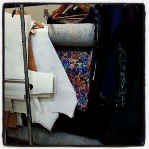 Telas y patrones de DIO en el taller Tailor&Co.