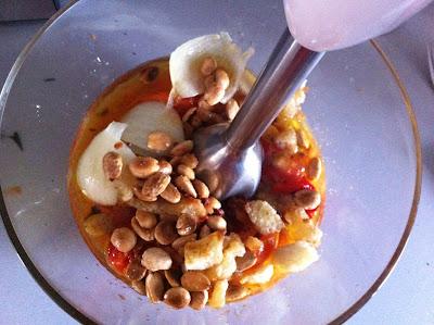 Añadiendo las almendras tostadas, el aceite y el pan tostado