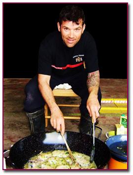 PabloD Gourmet - Miguel Ángel preparando con metodos de fortuna una merluza en salsa verde