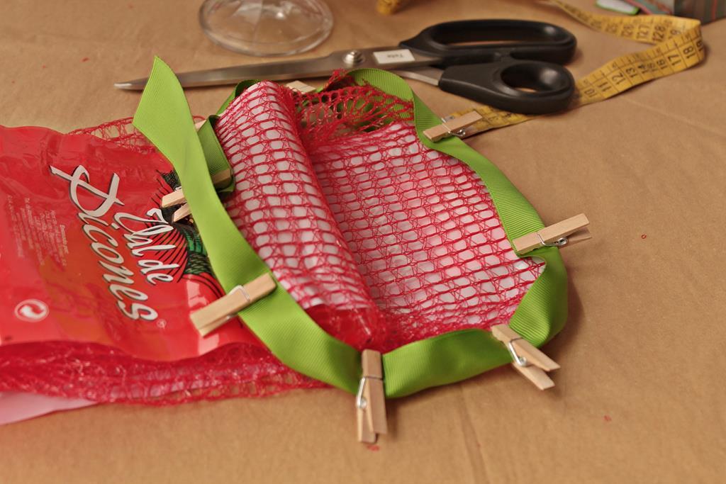 medir la cinta para el borde de la bolsa de juguetes