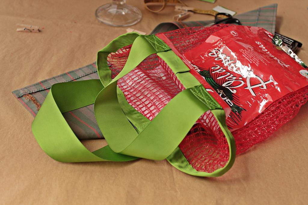 poner las asas: cosidas y o pegadas