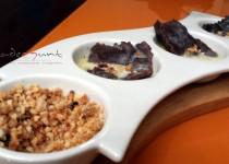 ravioli de cacao relleno de praliné, sopa de chocolate blanco y almendras garrapiñadas